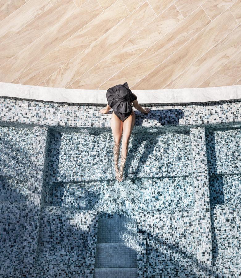 Nautilux Rethymno By Mage Hotels 외부 사진 A woman in a swimming pool