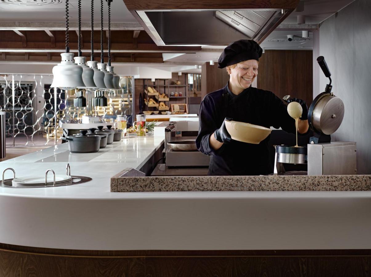 Nautilux Rethymno By Mage Hotels 외부 사진 A chef at work