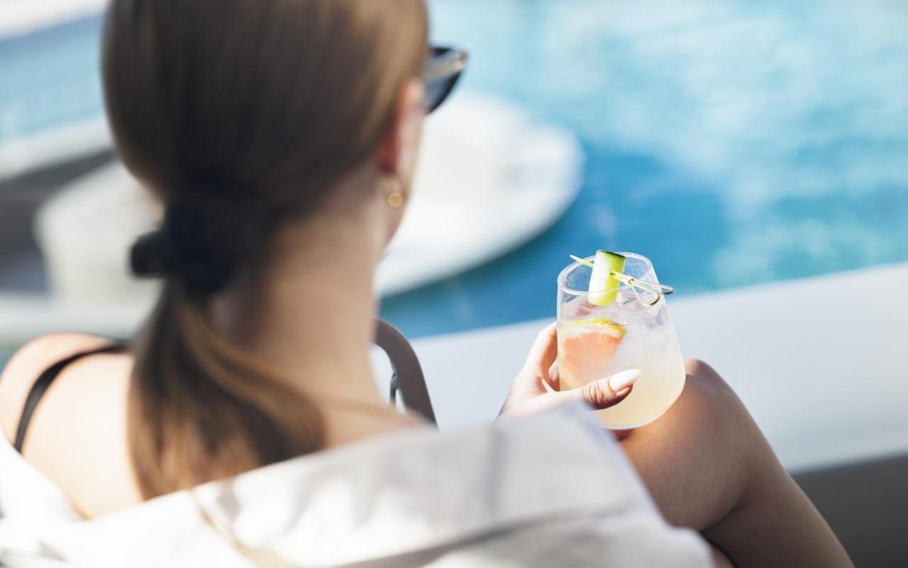 Nautilux Rethymno By Mage Hotels 외부 사진 A woman holding a glass of wine