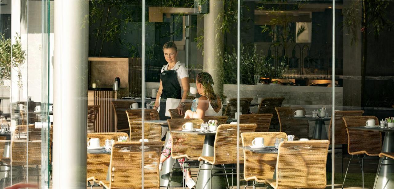 Nautilux Rethymno By Mage Hotels 외부 사진 A waitress clearing a table